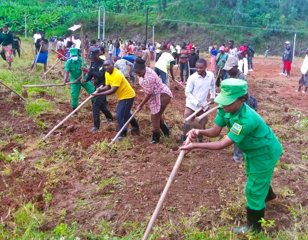 Mu Mudugudu wa Mweya Akagari ka Kagabiro mu Murenge wa Mubuga, habereye ku rwego rw'Akarere #Umuganda rusange, wibanze ku gutunganya ikibuga cy'imyidagaduro. Witabiriwe n'abarimo Umuyobozi w'Akarere n' inzego z'umutekano. Abahatuye bihaye gahunda yo kuba bacyujuje mu byumweru 3.