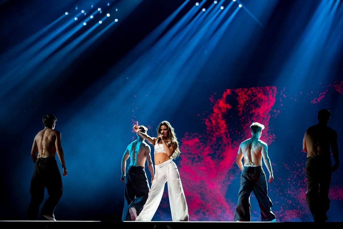 🇨🇾 Cyprus - First Rehearsal 'The gold lamé costume from the official video has been replaced with trousers and a crop top in sparkly white, with four male backing dancers in cargo pants and baggy white t-shirts.' (u/Eurovision) #Eurovision [📸 EBU]