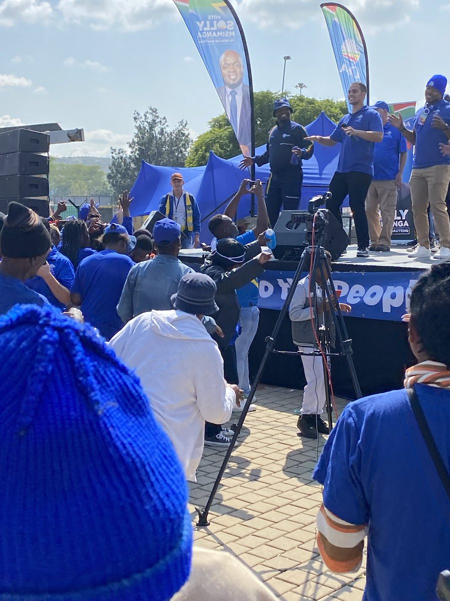 #RescueSA celebrations break out all over Solomon Mahlangu square as @SollyMsimanga and @LiamJacobsZA lead singing and dancing #VoteDA