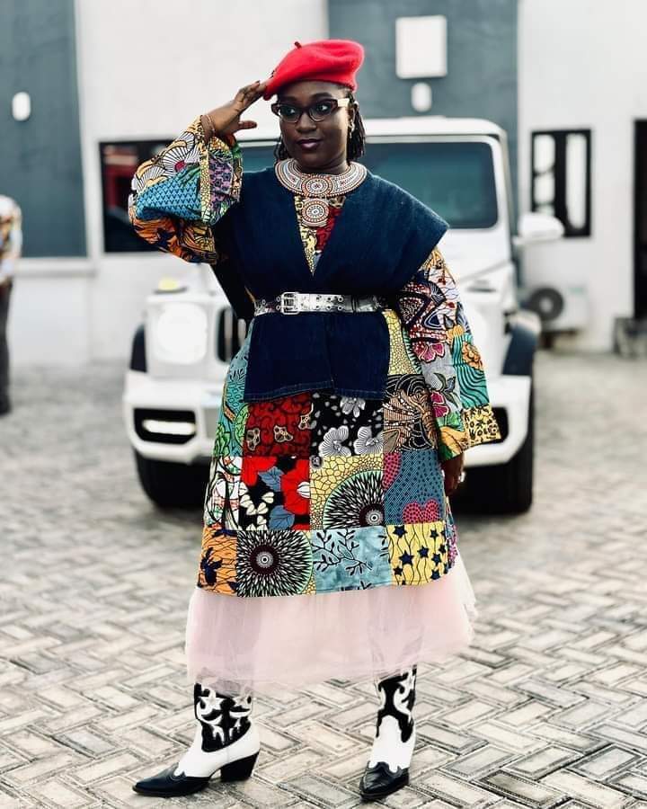 Someone asked if Deborah Enenche carries AC in her body because of her dressing lol. Look behind her, there is parked a Gwagon customized bulletproof Worth over N250m. Lol. 

From her chilled Gwagon car to the office, from the office to her house. She won't know any heat exist 👇