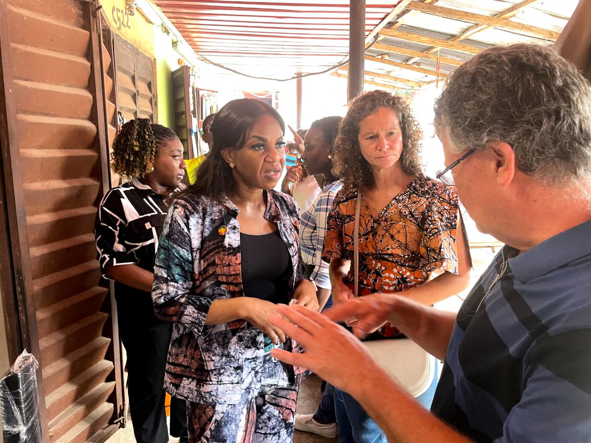 Alongside Keith Hammond, Head of the Green Growth Team at @FCDOGovUK, Sierra Leone, it's a pleasure to host @UKinNigeria Head of Economic Development, Sally Woolhouse at the Ayanburen market in the outskirts of Lagos to see deployment of solar power and battery storage systems.