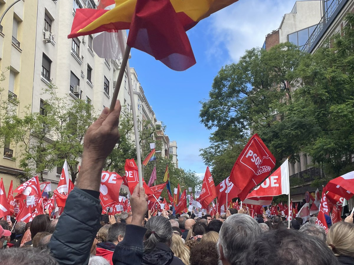 Los socialistas conquenses también hemos venido a Ferraz a gritar alto y claro #PedroNoTeRindas 🌹