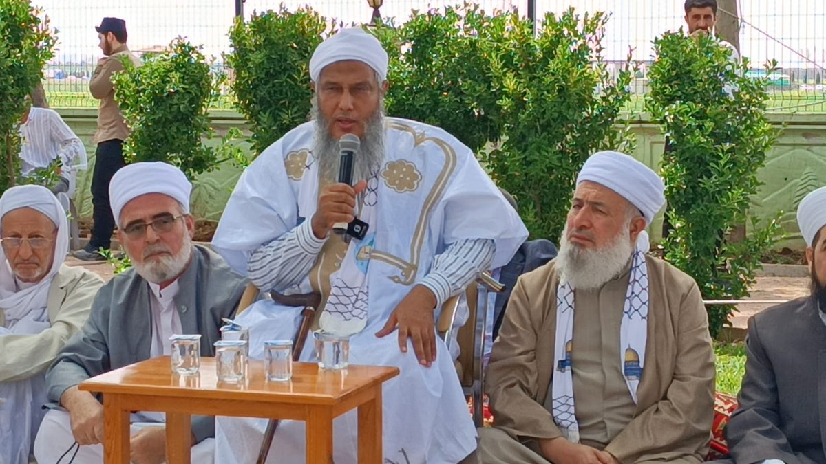 'Yanında kitaplardan bahsetmek ayıptır' dedikleri yürüyen kütüphane Hasan Dedo hazretleri Diyarbakır'da. Biiznillah müstefid oluruz. Gölgesi bile hoş, siması bile ilham veriyor. Allah c.c onu ümmetin başından eksik etmesin. Az evvel teberrüken bir hadis icazeti de verdiler.