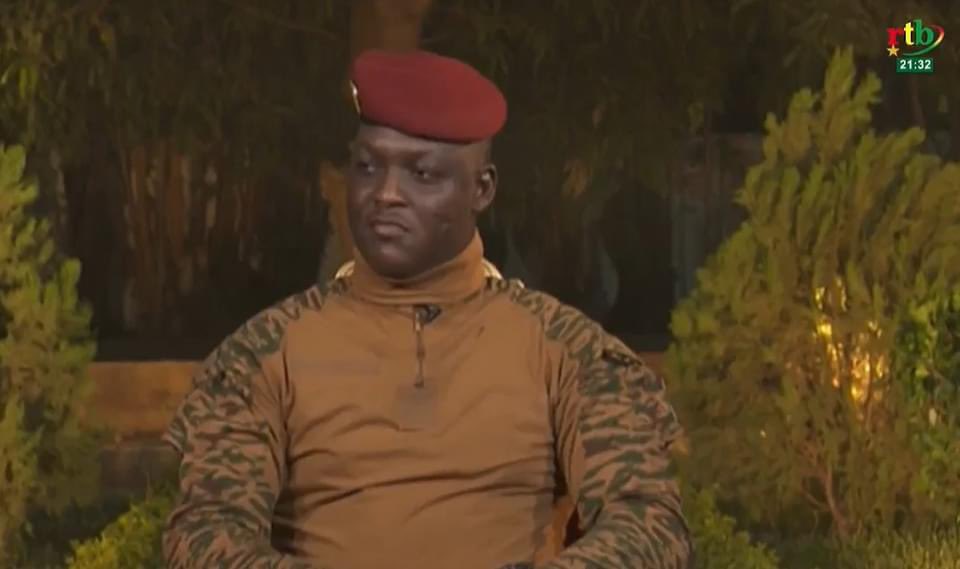 #AESinfo | 🇧🇫 ⚡ 🇨🇮
Le Président de la transition, le Capitaine Ibrahim Traore 🗣️  'Nos deux soldats qui ont été arrêtés en Côte d’Ivoire étaient allés acheter de la cigarette', a déclaré le capitaine Traoré. 'Pourtant, les terroristes qui vont de l’autre côté de la frontière ne…