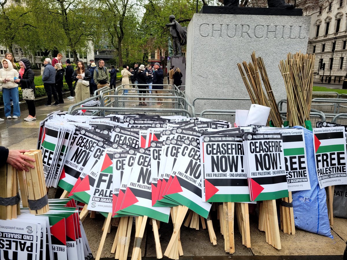 🚨🚨🚨Nice to see pro Palestine protestors / organisers have found a place to lean their placards this morning. Is it really too much to ask to keep the area around the Churchill statue clear and clean?