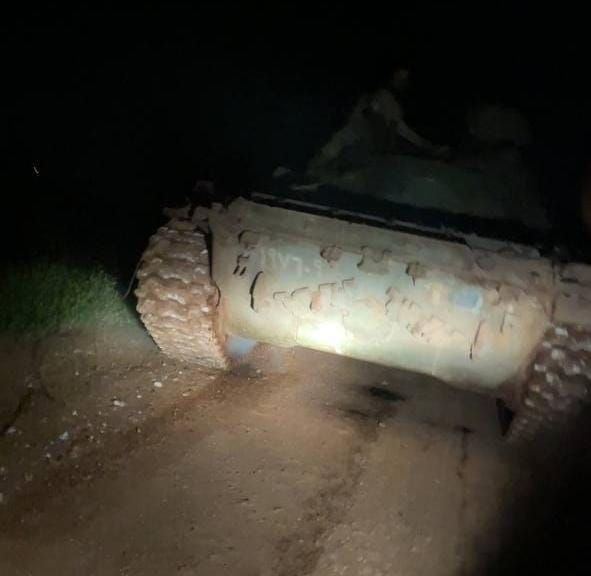 #Syria: while Assad's forces are busy bombing civilians, #HTS carried out last night an Inghimasi raid on 46th Regiment axis (W. #Aleppo front). They managed to seize a tank and bring it to a secure location (it's the second time it happens this year).