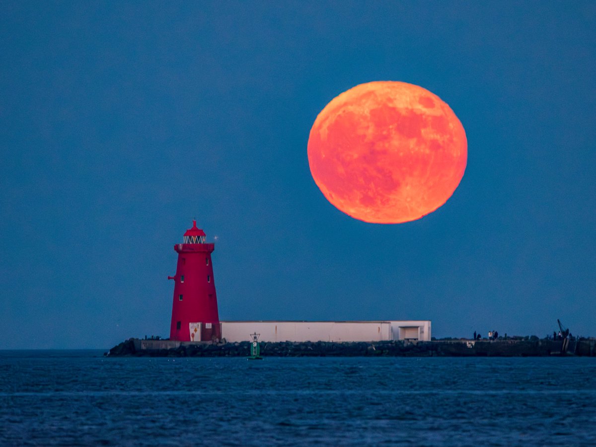 Re-edits of a perfect moonrise with Poolbeg Lighthouse from May 2021 using AI noise reduction. Originally inspired by @DavidCostelloDC, now everybody and their mother does this composition 😅