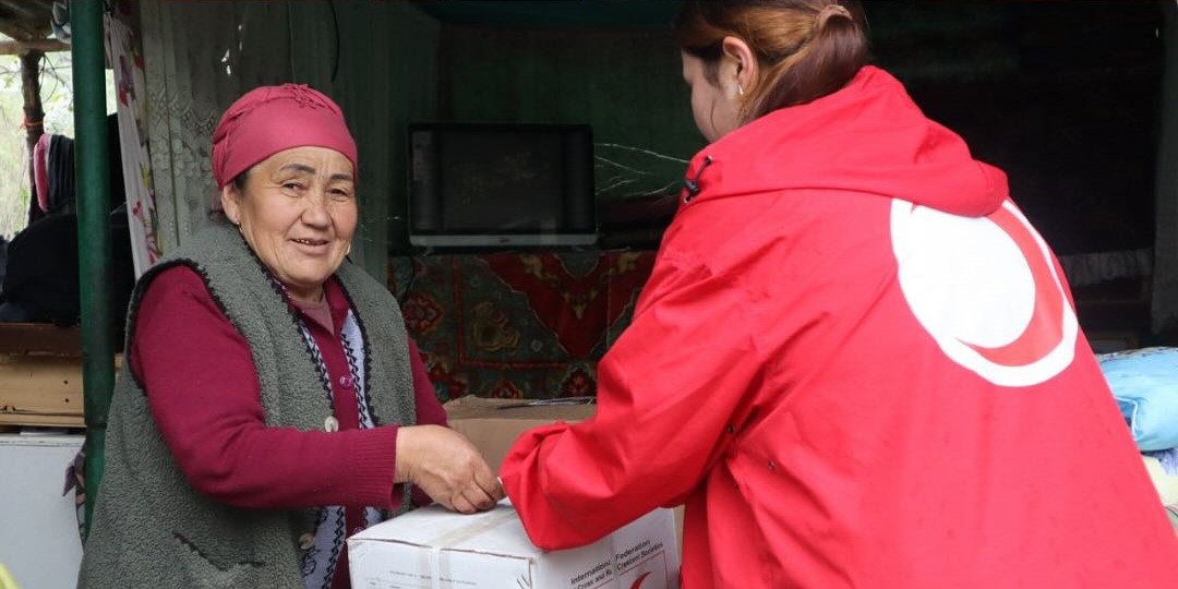 ⛈️Heavy rains in several regions of Kyrgyzstan have caused mudflow affecting over a thousand of households. The @redcrescent_kg teams have been delivering food, water, hygiene and household items to the affected families as well as supporting with cleaning houses and streets.