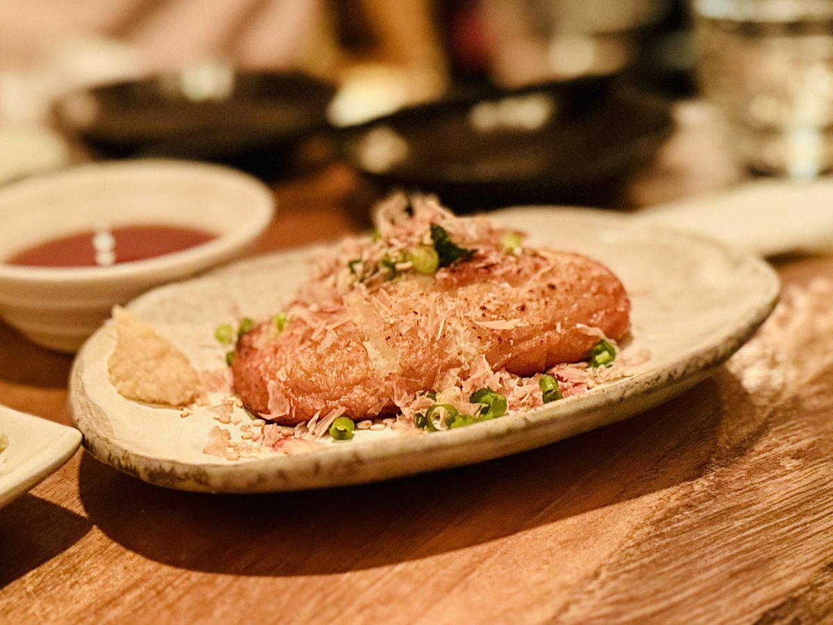 Comoli3Comoli's tweet photo. 立呑み 浅草 洒落者／浅草（1）
"安くて美味い！日本酒好き必訪のお店"🍶
グルメ友人が大絶賛する東東京立呑みのメッカ。鮮魚の刺身や真鯛の生湯葉和え、のどぐろのさつま揚げ等豊富なメニューが400〜500円前後の立飲みサイズで提供される奇跡…！何食べても美味くて酒が進む進む！最高過ぎるお店。 https://t.co/B0qpqNyBDd