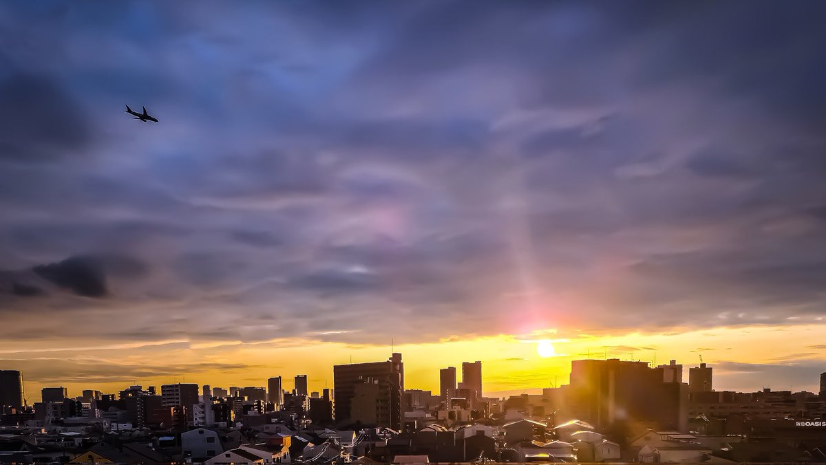 🎶🎶大阪市 2024月4月27日18時10分 ☆自宅から～夕日 2024年4月27日今日もありがとう 夕方の太陽パワーをお届けします 今日も１日お疲れ様でした🙇‍♂️ #スマホ写真  #イマソラ  #写真好きな人と繋がりたい