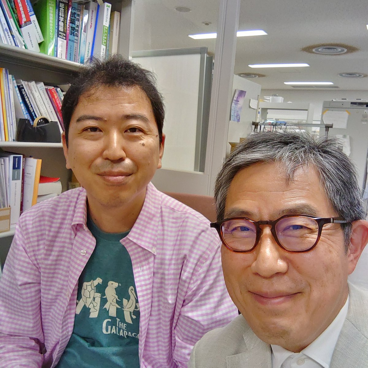 katakenW505's tweet photo. 研究室の1期生のK.W.さんが訪問してくれました．アメリカのNY州マンハッタンの対岸に住んでいるとのこと．コロナ禍前後の体験話を聞きました．これからも元気に活躍ください． https://t.co/0ZVblCYUpL