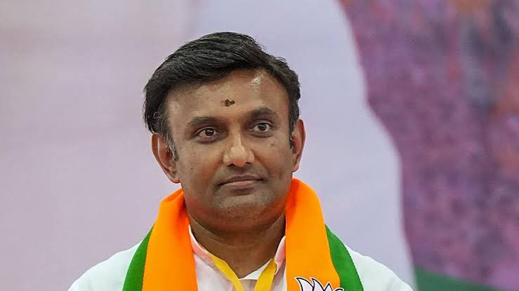 BIG BREAKING:

Karnataka BJP candidate K Sudhakar booked for ‘attempting to bribe’ IAS officer in Rs 4.8 crore unaccounted cash seizure case.

Former minister and Chikkaballapur BJP candidate K Sudhakar booked for allegedly asking IAS officer Munish Moudgil to release Rs 4.8…
