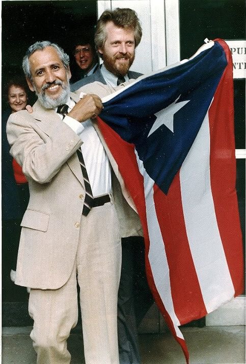 Ustedes no saben cual es  la bandera oficial de PR, pero Filiberto sabia cual eras la bandera oficial  de PR.