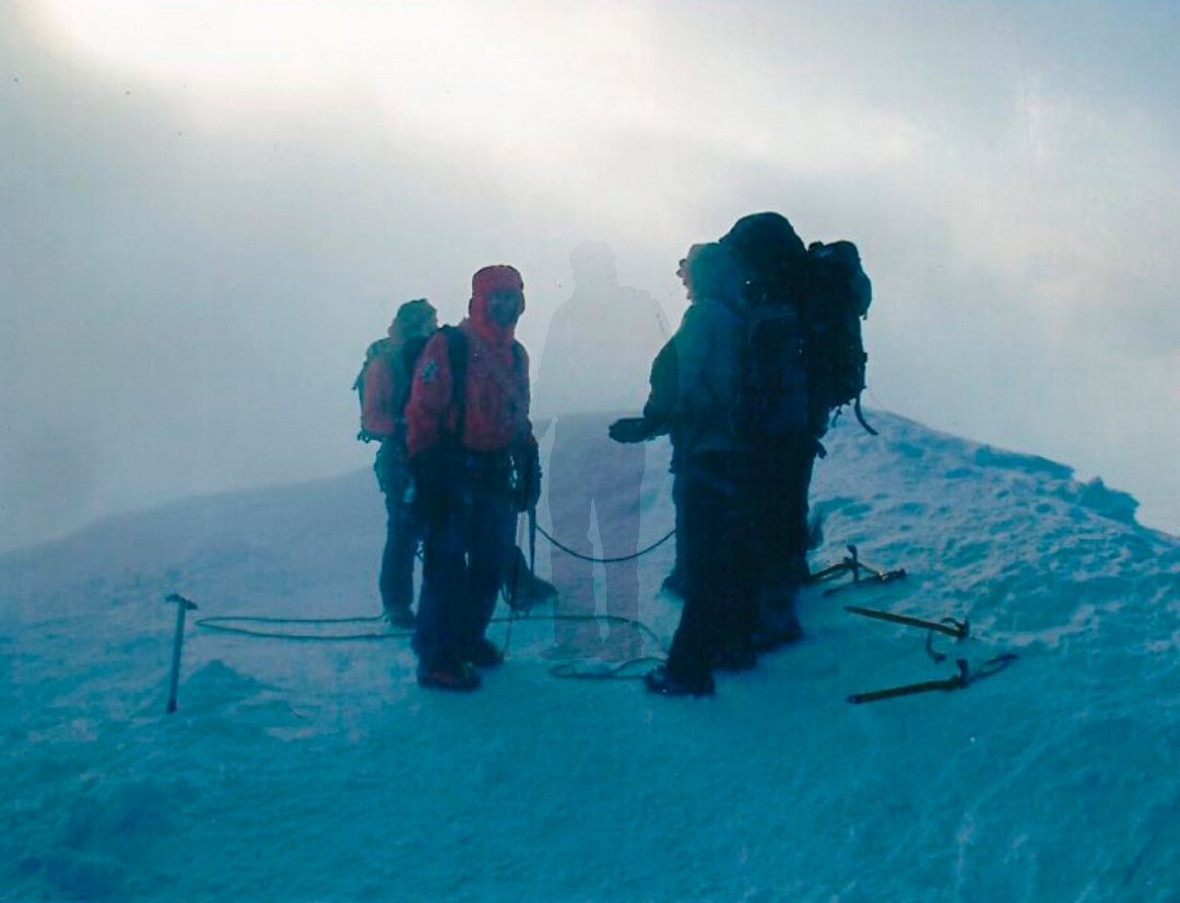 Le syndrome du troisième homme est une hallucination qui se produit dans des situations extrêmes de survie comme l'alpinisme, caractérisée par une sensation de présence accompagnant les personnes stressées, fatiguées et solitaires, leur donnant l'impression d'être encouragées.