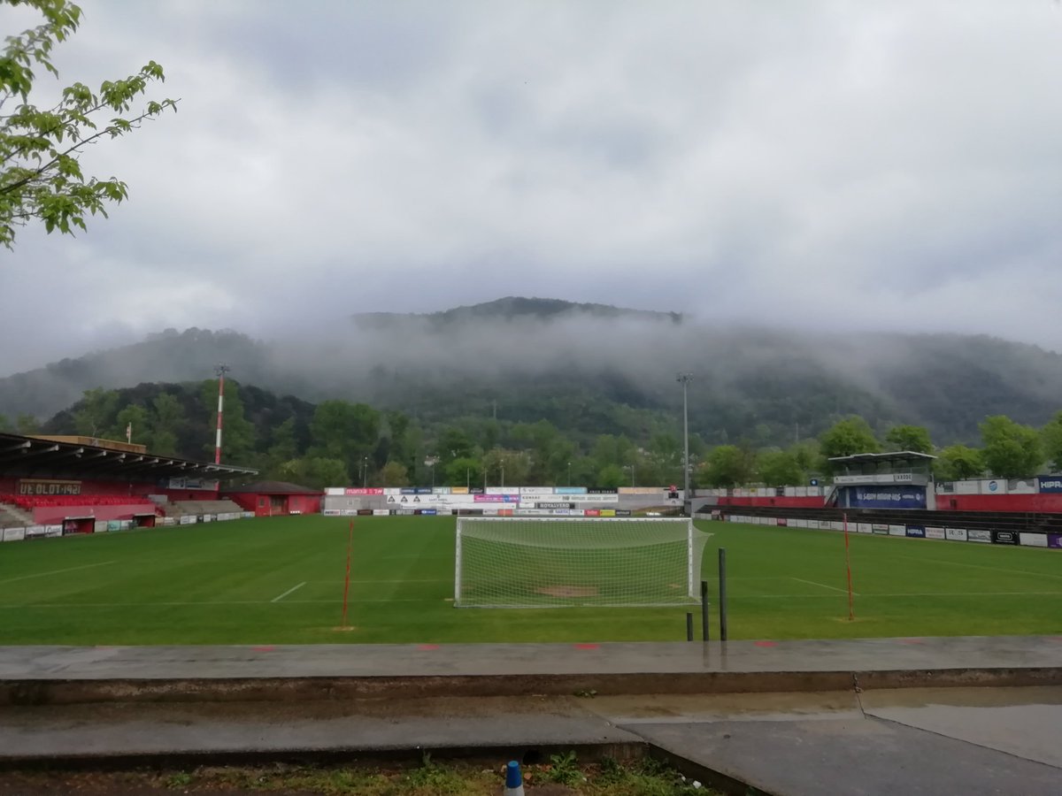 Com cada dissabte des de al Municipal @UEO1921, avui sense entrenament però caient la pluja, a la tarda tots a Riudarenes #somhiUEO #ElQueOlotEsMereix ♥️♥️💙💙