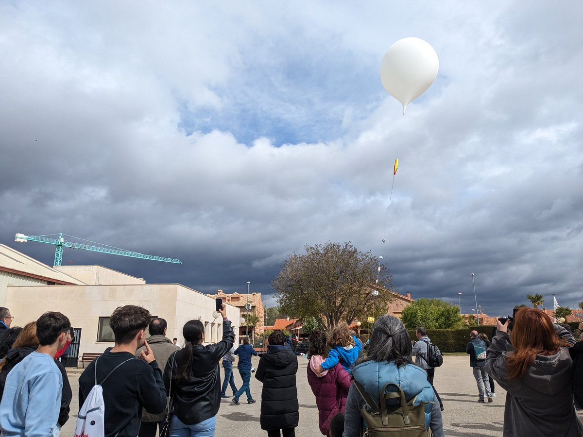 Proyecto #servet Lanzamiento del globo de helio al cielo del #jiloca desde #calamocha