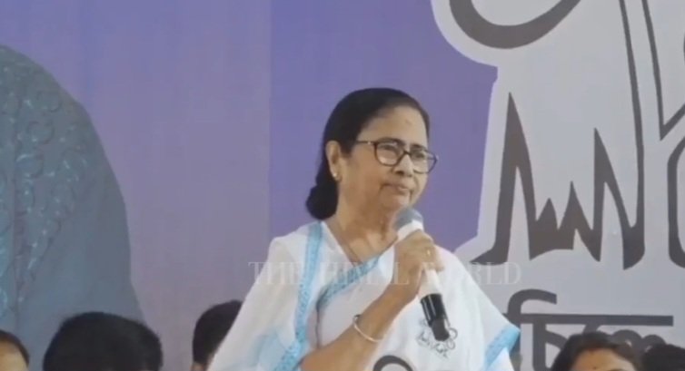 airnewskurseong's tweet photo. #West_Bengal: 
Chief Minister #Mamata_Banerjee felldown while boarding the helicopter. Her leg injury has been reported.  She was at Durgapur for an election campaign. The detailed report awaited. 

#CMWB

@airnews_kolkata @airnews_ghy @airnews_gangtok @airnewsalerts @DDNewslive https://t.co/17M3hq0OIZ