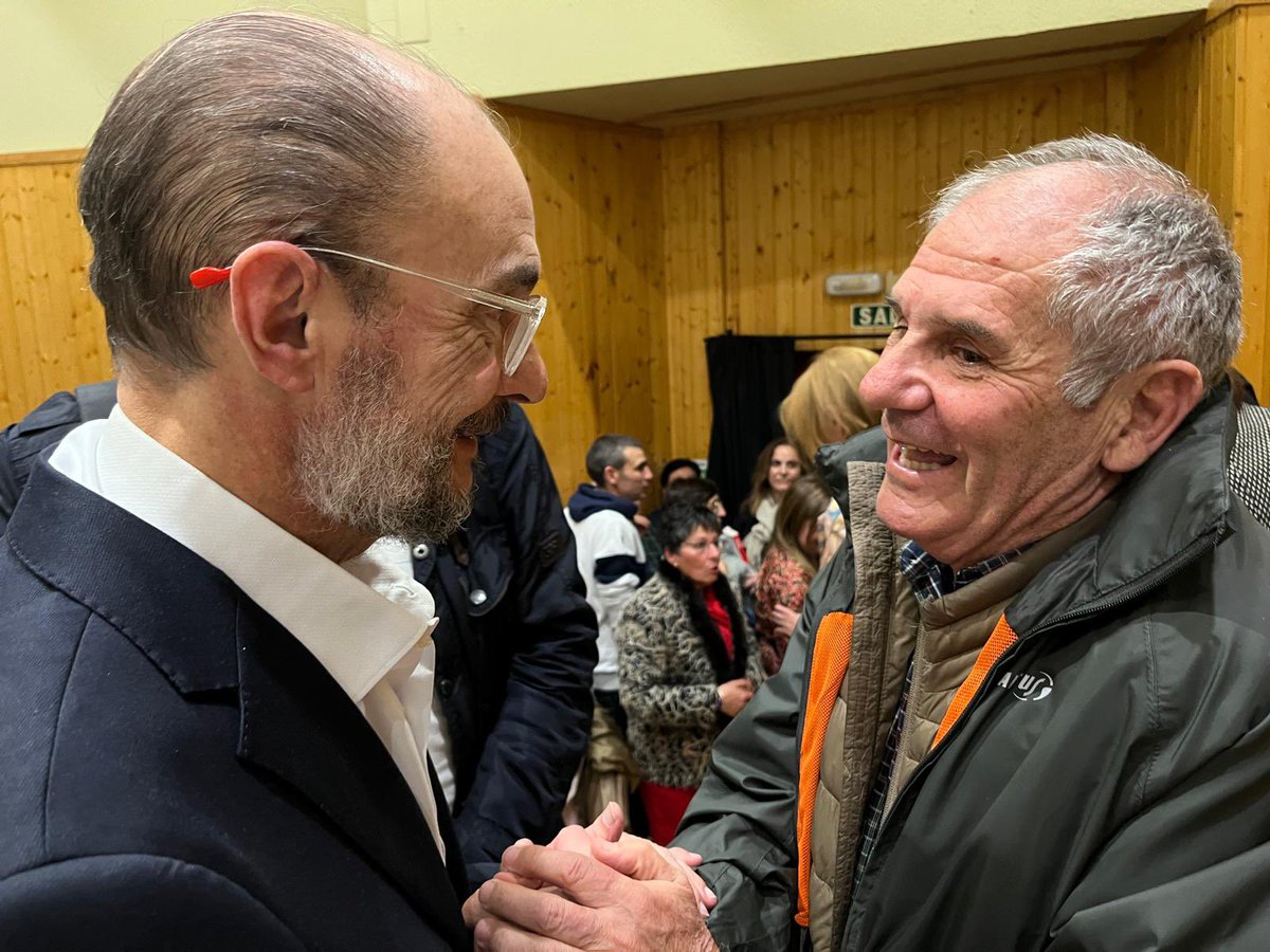 Junto a #TeresaLadrero, #MarianoBerges y @Lucia_Liso, presenté ayer en Ejea “Una emoción política”, mi libro de memorias @esferalibros. La amistad y el afecto de mis paisanos ha sido siempre fuente de orgullo y apoyo clave de mi actividad política.Gracias por lo de ayer, amigos.