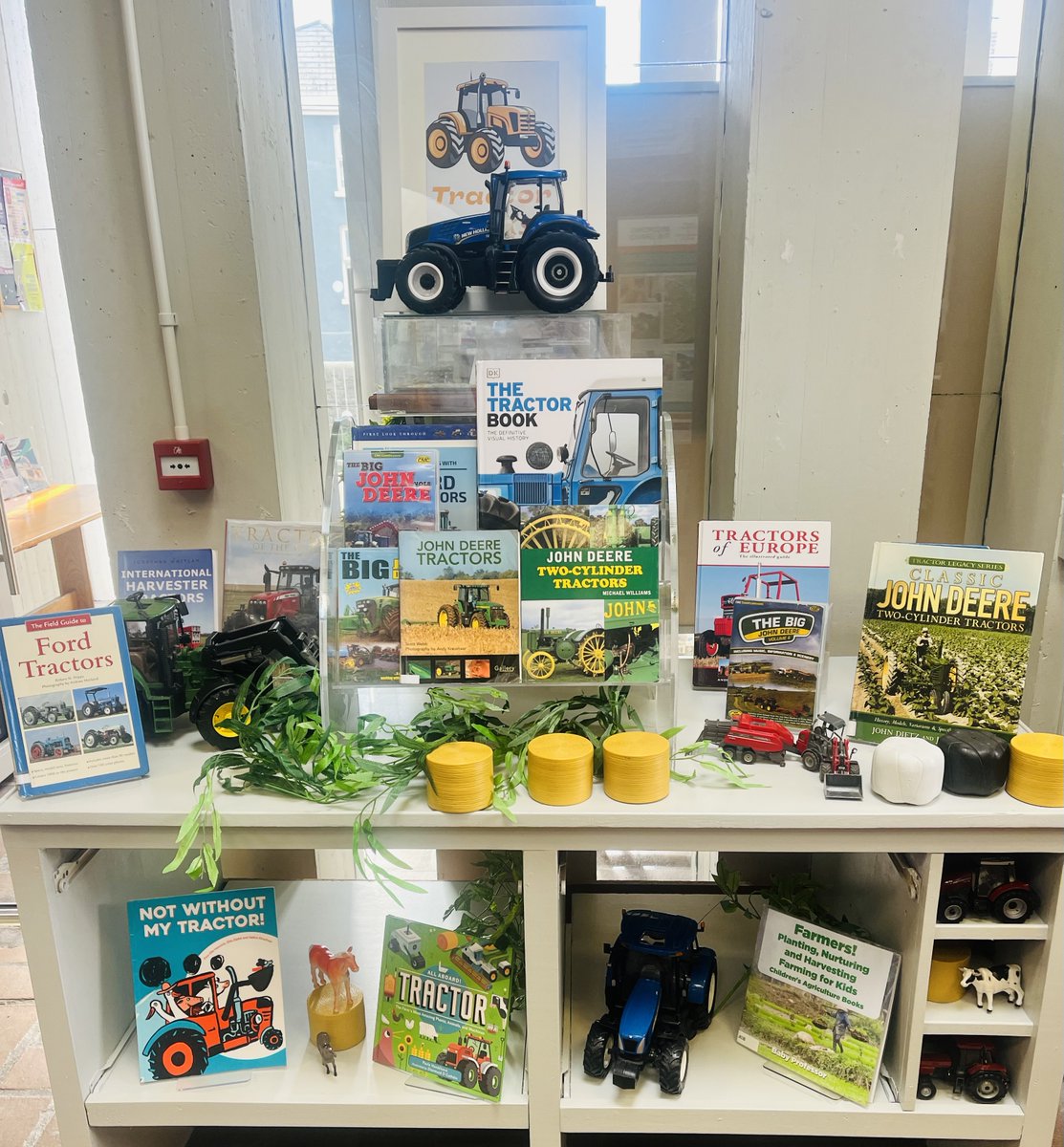 They might not be any fun to drive behind, but this Tractor books display at # Bantry library will certainly brighten your day !
#bantrylibrary #WhatLibrariesDo @CorkCountyArts