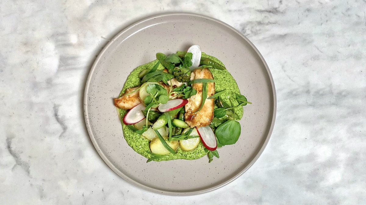 SaturdayKitchen's tweet photo. What techniques have you learnt from Ken? 🤔 he once taught Matt how to velvet meat, and he’s never looked back! If you want to make this sautéed chicken with asparagus, Jersey Royals and watercress sauce click here: https://t.co/X3ocozKE0H #saturdaykitchen #kenhom https://t.co/fpK5V8EmAU