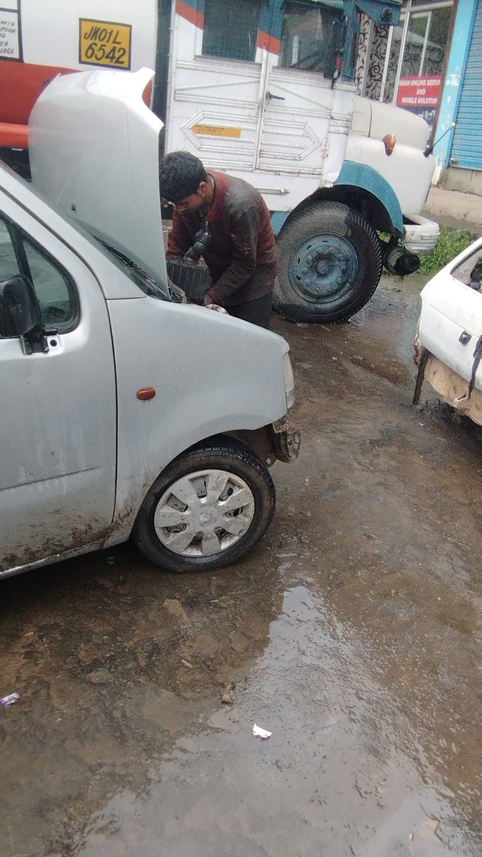 This Boy is nearly 12 or 13 years old.He was working in the heavy rain without any rain coat or something.Thats what we call the real hardwork.
Gareebi ladti Rahi thandi hawawon se
Ameeri nai kaha wah kya Mausam hai.
#Hardwork #halal