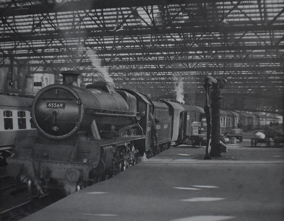 Jubilee 45569 'Tasmania' at Carlisle station.
Date: 1948/49?
📷 Photo by Eric Treacy.
#steamlocomotive #1940s #Cumbria #BritishRailways