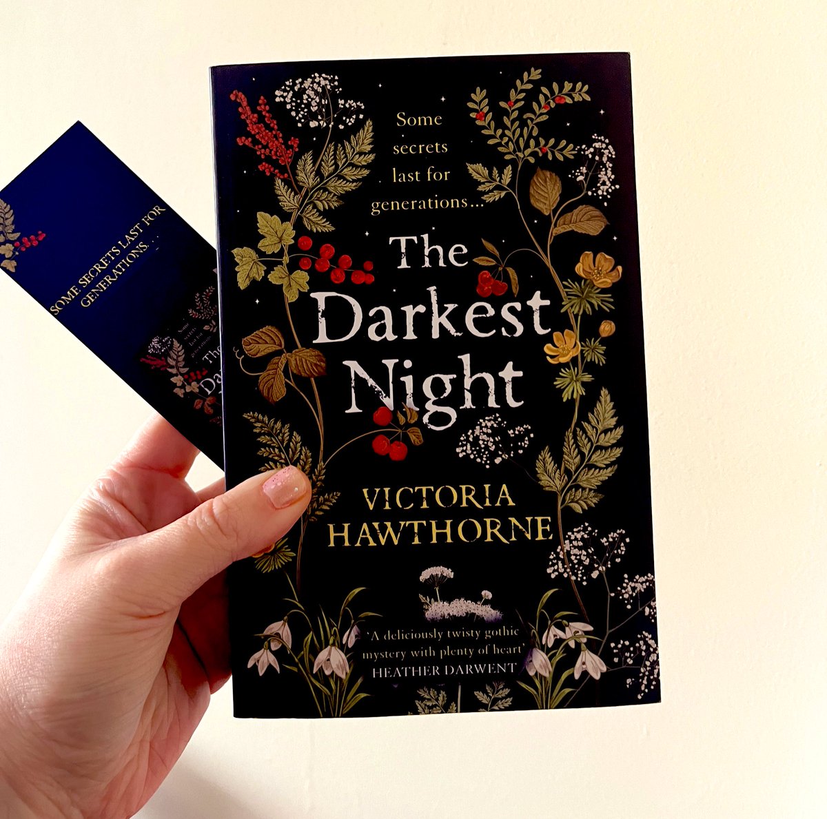 Thanks so much to @QuercusBooks for my copy of The Darkest Night by @VikkiPatis 🌿✨ It’s OUT NOW vikkipatisauthor.com/thedarkestnigh… #TheDarkestNight #BookMail #BookTwitter Ad/PR