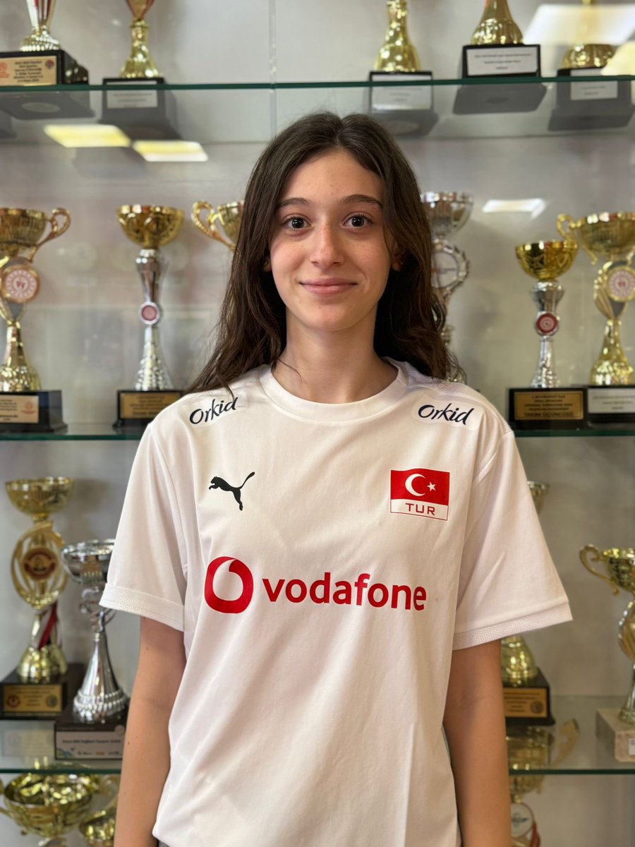 bahcesehir_k12's tweet photo. “Filenin Sultanı” olmak için #SıraSende Duru Mısra! ❤️🇹🇷

Voleybol Milli Takımı’na seçilen Beylikdüzü Kampüsü 8. sınıf öğrencimiz Duru Mısra Temellioğlu’nu tebrik ederiz. 👏🤩 https://t.co/NxdGAZfJJi