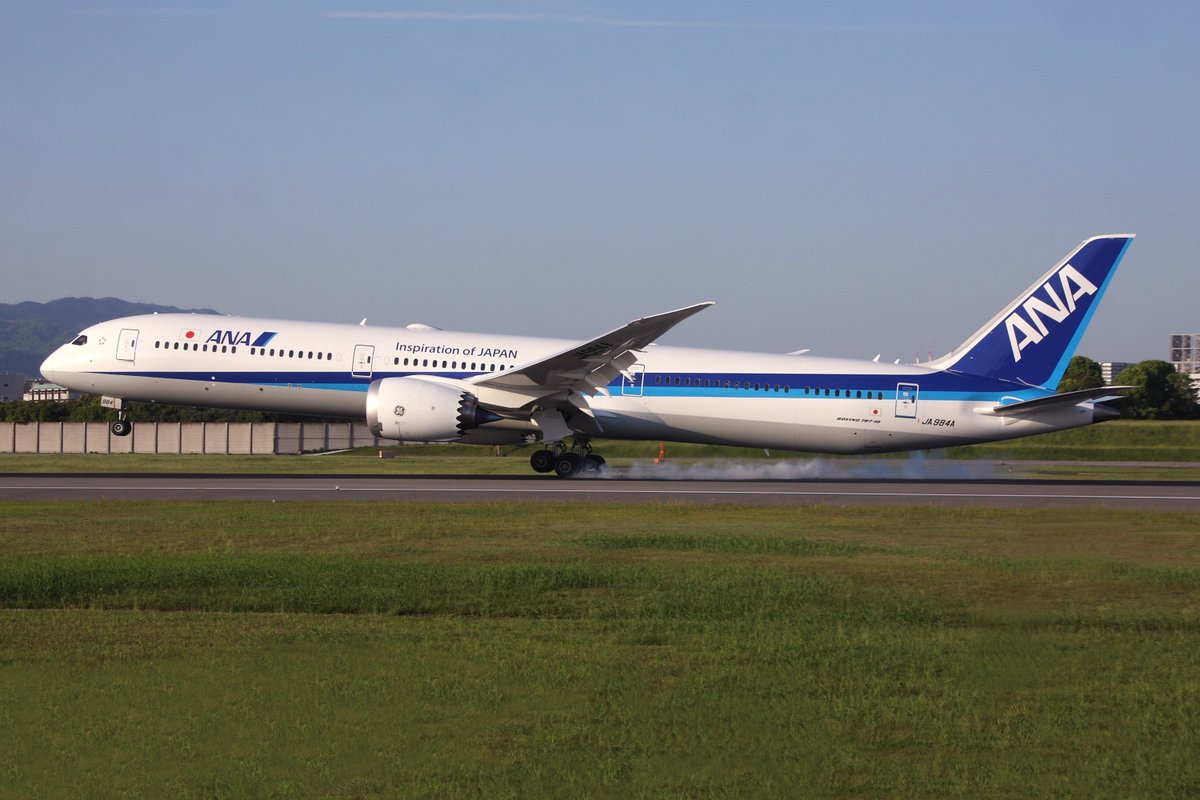 ANA B787-10：JA984A
25Apr2024 ITM/JOO.
既に4機体制となったANA国内線用のB787-10。
機体との距離が近い伊丹空港では、68.3mの全長を誇るボディの長さが際立っていると思います。