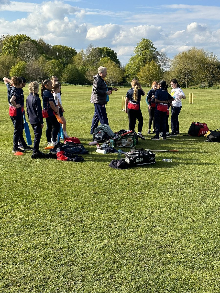 Wonderful to see more than 40 girls at the polo fields last night. What a fantastic opening session for our juniors! Thanks to @cathdalton57 and the coaches for a superbly organised and very busy, sunny session. Great job team 🤩🤩