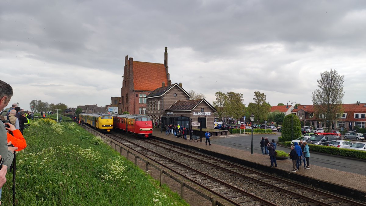 Station Medemblik. Stroomtram mocht voor ons uit zodat wij de tijd hebben voor wat extra plaatjes. We gaan die stoomtram dus niet meer inhalen op Opperdoes #Koningsdagrit