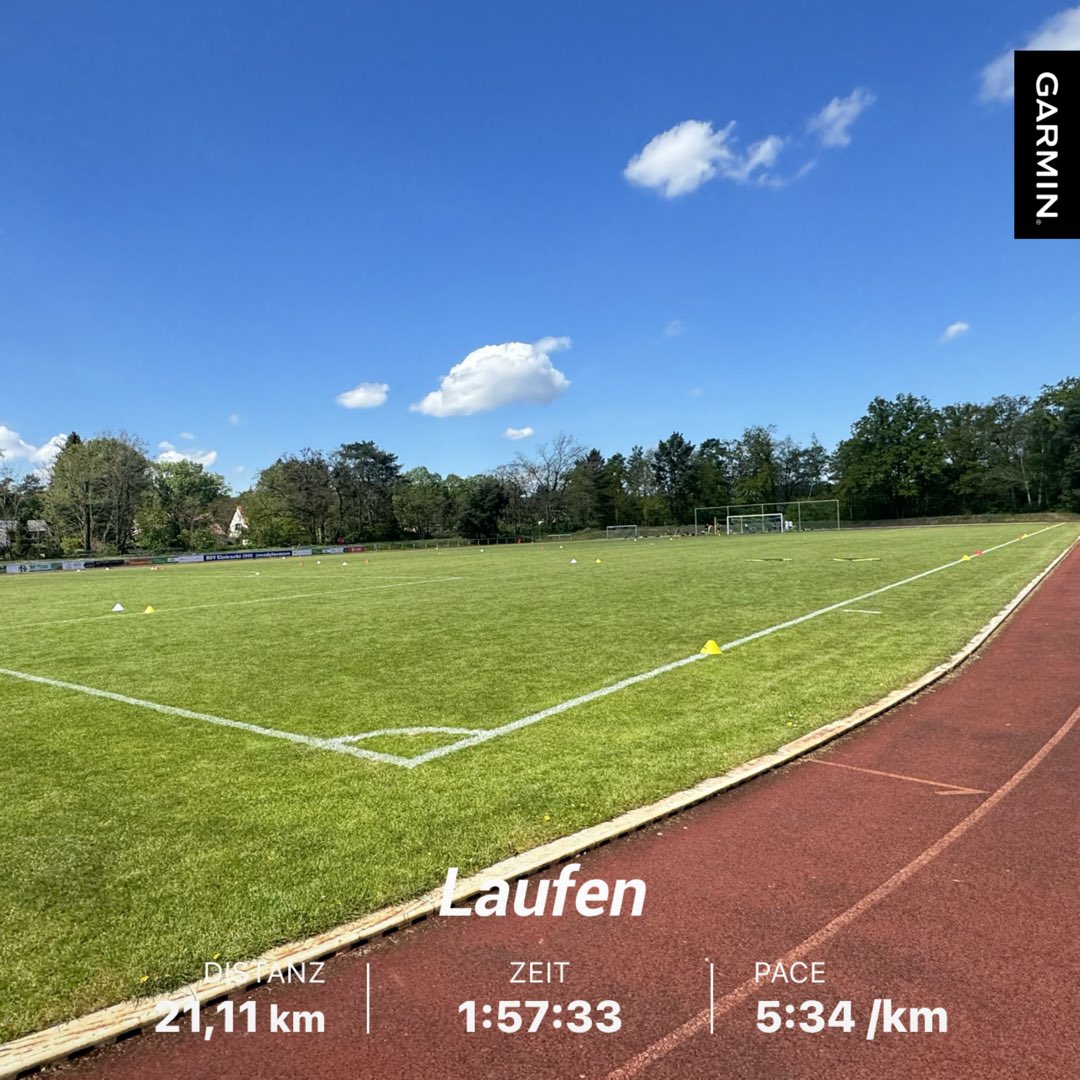 HM-Aloha 🌺👋 aus meiner Hood. ☀️17°C. 3 / 3🏃 👋 Strecke meditativ auf dem Sportplatz verlängert. #byebye04 #nevernotrunning