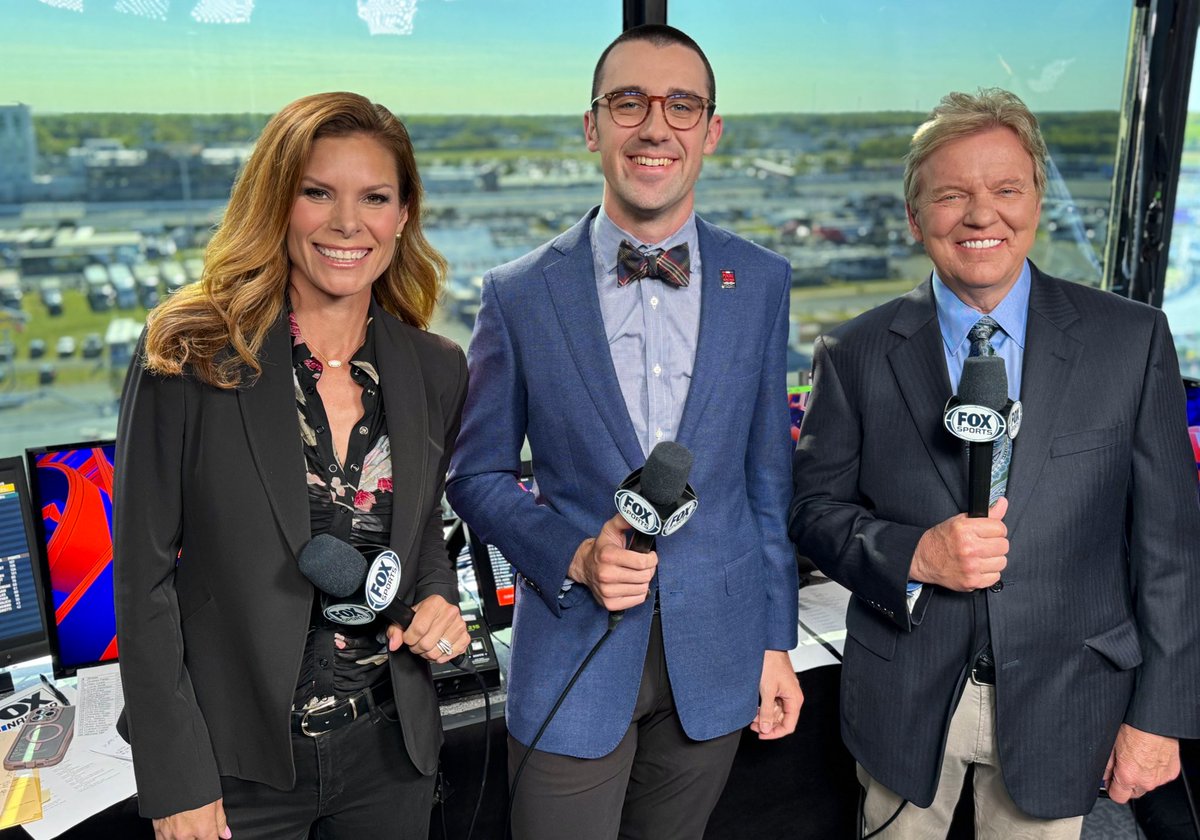 Fun evening calling the @ARCA_Racing last night. Congrats @ConnorZilisch! Watch us at 10:30am today for Cup practice & qualifying! 🏁 @NASCARONFOX