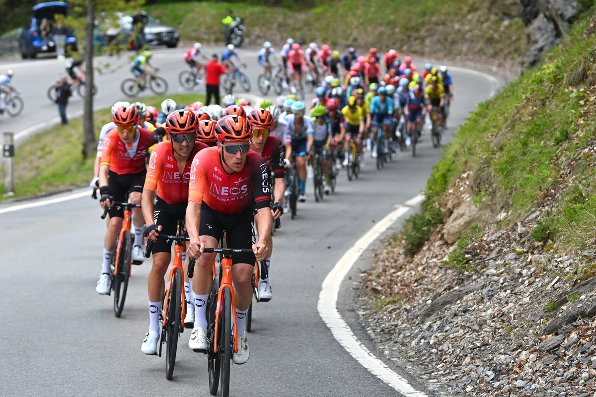 As we enter the final 50km of stage 4⃣, the Grenadiers are setting the pace in the peloton and bringing the break closer. They're on the third climb of the day. with one more Cat 3 test before the summit finish in Leysin ⛰️⛰️⛰️