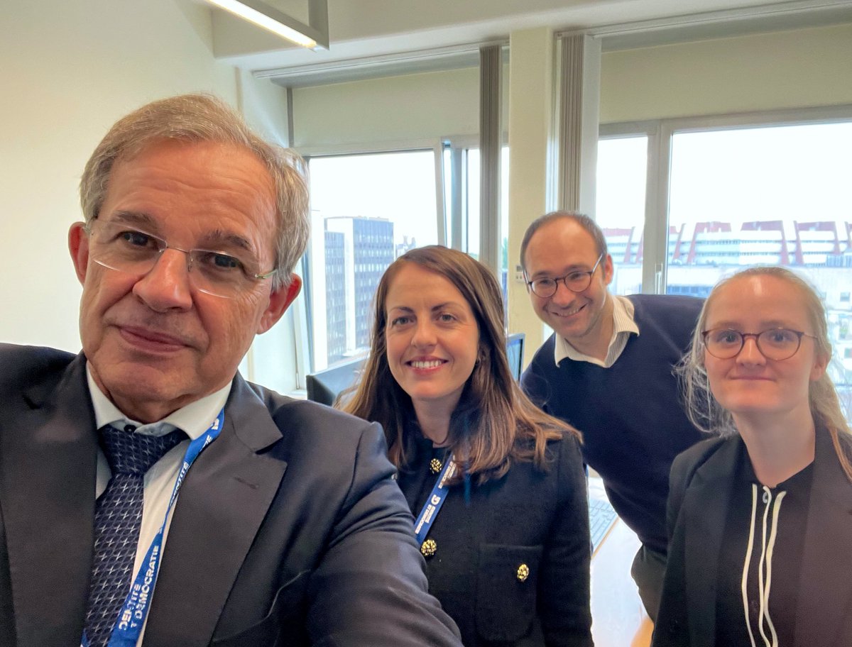 Ces 5 ans au Parlement Européen s'achèvent🥲 Un grand merci à mes 3 assistants qui m'ont aidé et supporté (dans les 2 sens du terme) @Sophieguil, @chdemeyer et Anastasiia. Merci aussi à tous les collaborateurs du @GroupeID_FR,autour de @EtchecoparT, pour leur travail précieux.