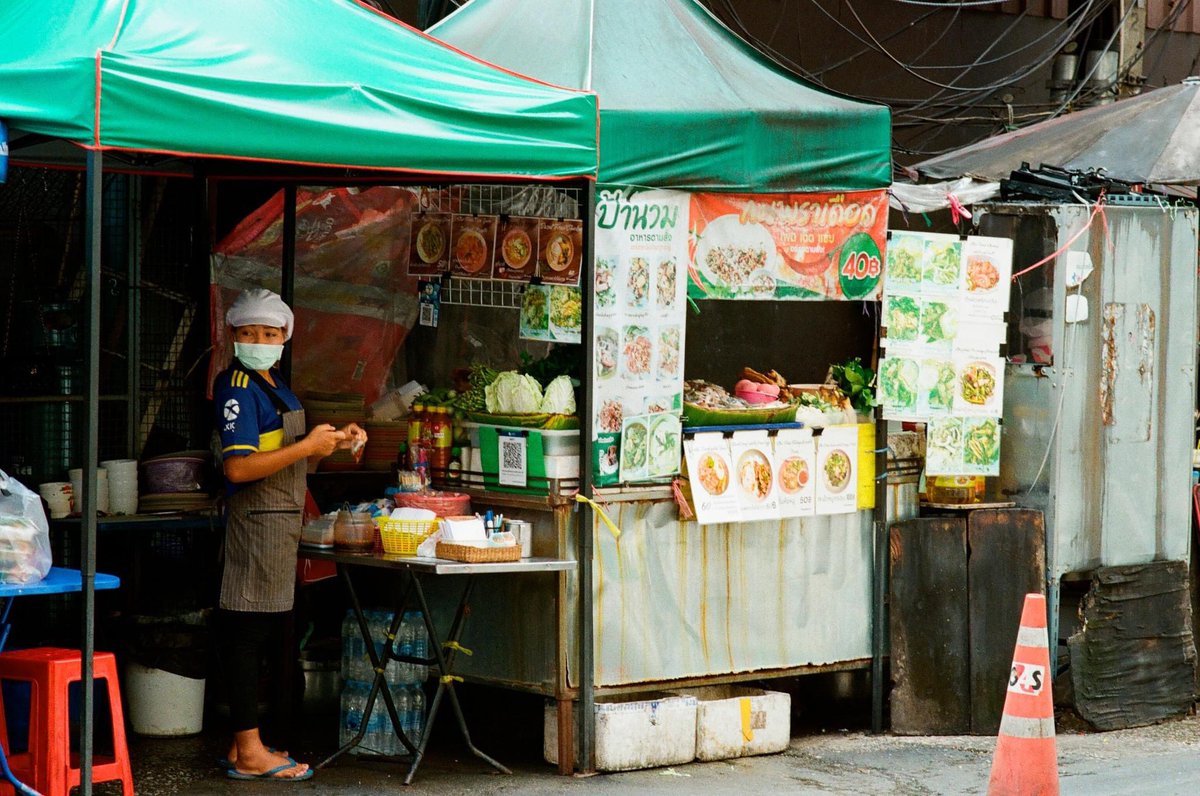 Shot on #Nikon #fm2 #nikkor #kodak #film #bangkok #BelieveInFilm #streets_storytelling #streetphotography #streetsnap #streetphoto #onfilmdiary #analog #analogphotography #底片 #底片攝影 #底片機 #底片生活 #底片写真菲影