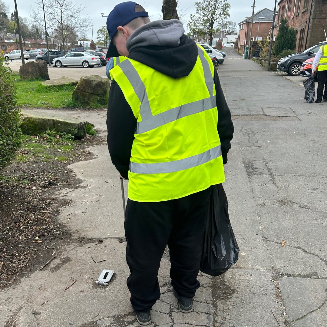 A great effort by the Global Education
group doing their #SpringCleanScotland Litter Pick
around Oasis Youth Centre and around Dumfries Town
Centre. Amazing Work 👏🤩