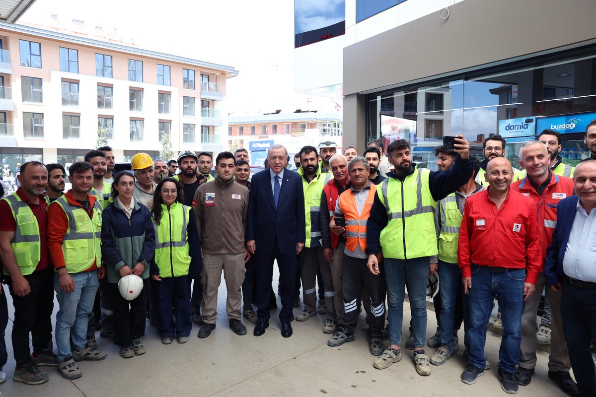 Cumhurbaşkanımız Recep Tayyip Erdoğan, İstanbul Üsküdar'da akaryakıt istasyonu çalışanlarını ziyaret etti.