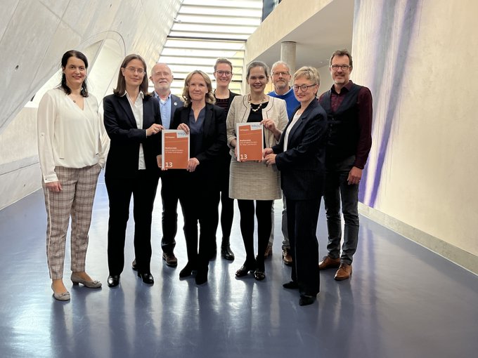 The @WBGU_Council handed over the policy paper ‘Biodiversity: Act now for nature and humanity’ to @SteffiLemke @BMUV and @BMBF_Bund: BBNJ and the Global Biodiversity Framework GBF are a window of opportunity for biodiversity conservation. ➡️wbgu.de/pp13_en