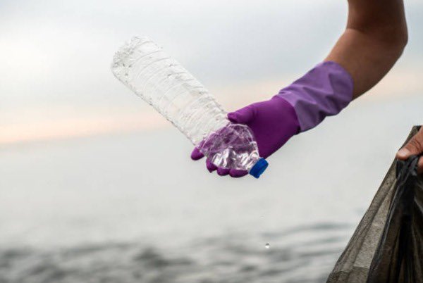 YayopGroup recycle et transforme les sacs et bouteilles en plastique en pavés écologiques 100 % locaux. Non seulement nous collectons les déchets des foyers, des entreprises et des rues pour créer notre biocharbon, mais nous récupérons également les sacs et les bouteilles en