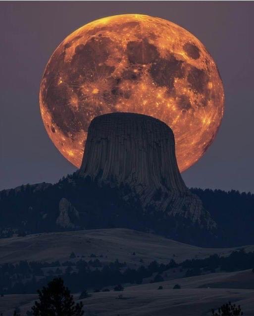 Supermoon over Devils Tower, Wyoming. 😳❤️