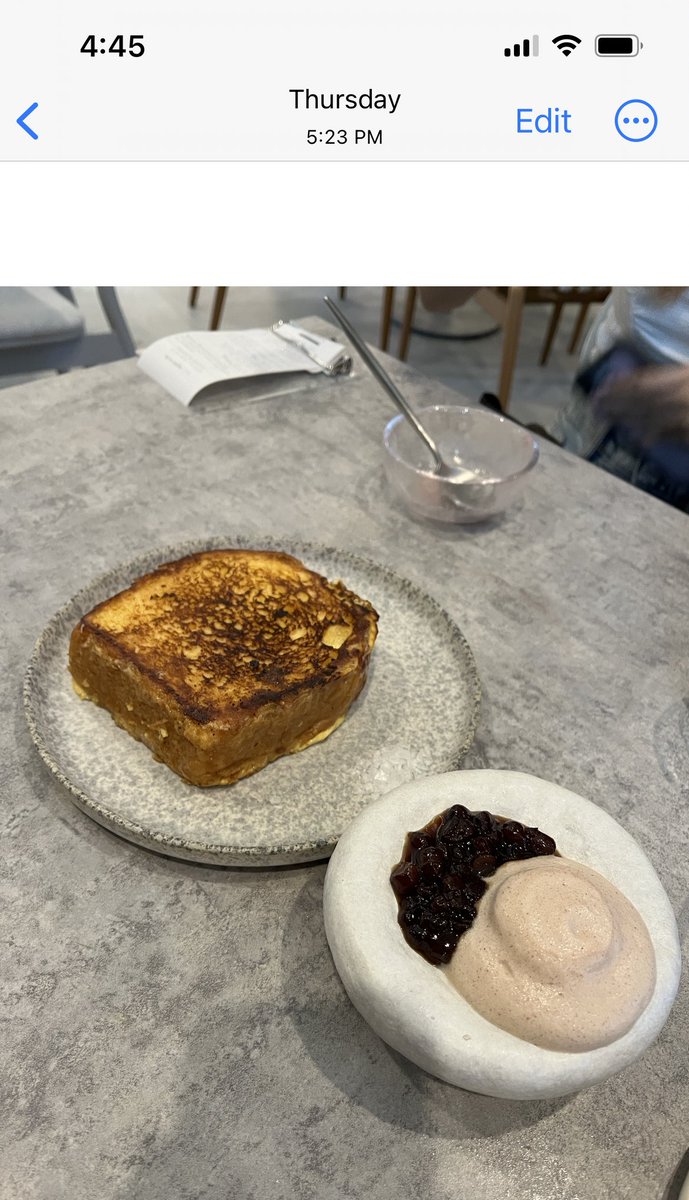 เข้าร้านรอบ 4.00 เป๊ะๆ จอง French toast จ่ายตังไปตั้งแต่วันจองโต๊ะในเว็บ ได้จานสุดท้ายเวลา 5.23 จนคนที่เข้ามารอบเดียวกันออกไปหมดแล้ว ถ้าช้าที่ร้านพึ่งเปิด ระบบต่างๆก็พร้อมเข้าใจ แต่แซงให้คนรู้จัก ทรีตคนรู้จักดีกว่าลูกค้าก็นอยค่ะ