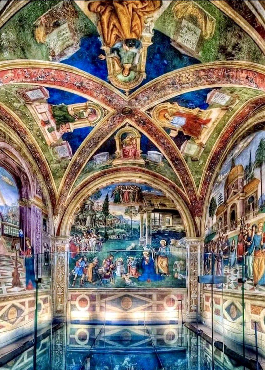 In a small and little-known village in Umbria, Italy 🇮🇹, lies one of the most astonishing masterpieces of the Italian Renaissance that will leave you in awe: “The Baglioni Chapel” located in the Collegiate Church of Spello. Artist: Il Pinturicchio (1500-1501) A thread 🧵