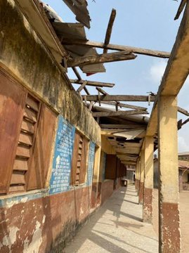 You wonder why there are many agberos in Lagos. They killed these children's zeal for education from the foundation. This is Oshodi Nursery and primary school. It no go better for those defending these looters while their children enjoy the best Edu. #TinubuLagosSchoolSeries