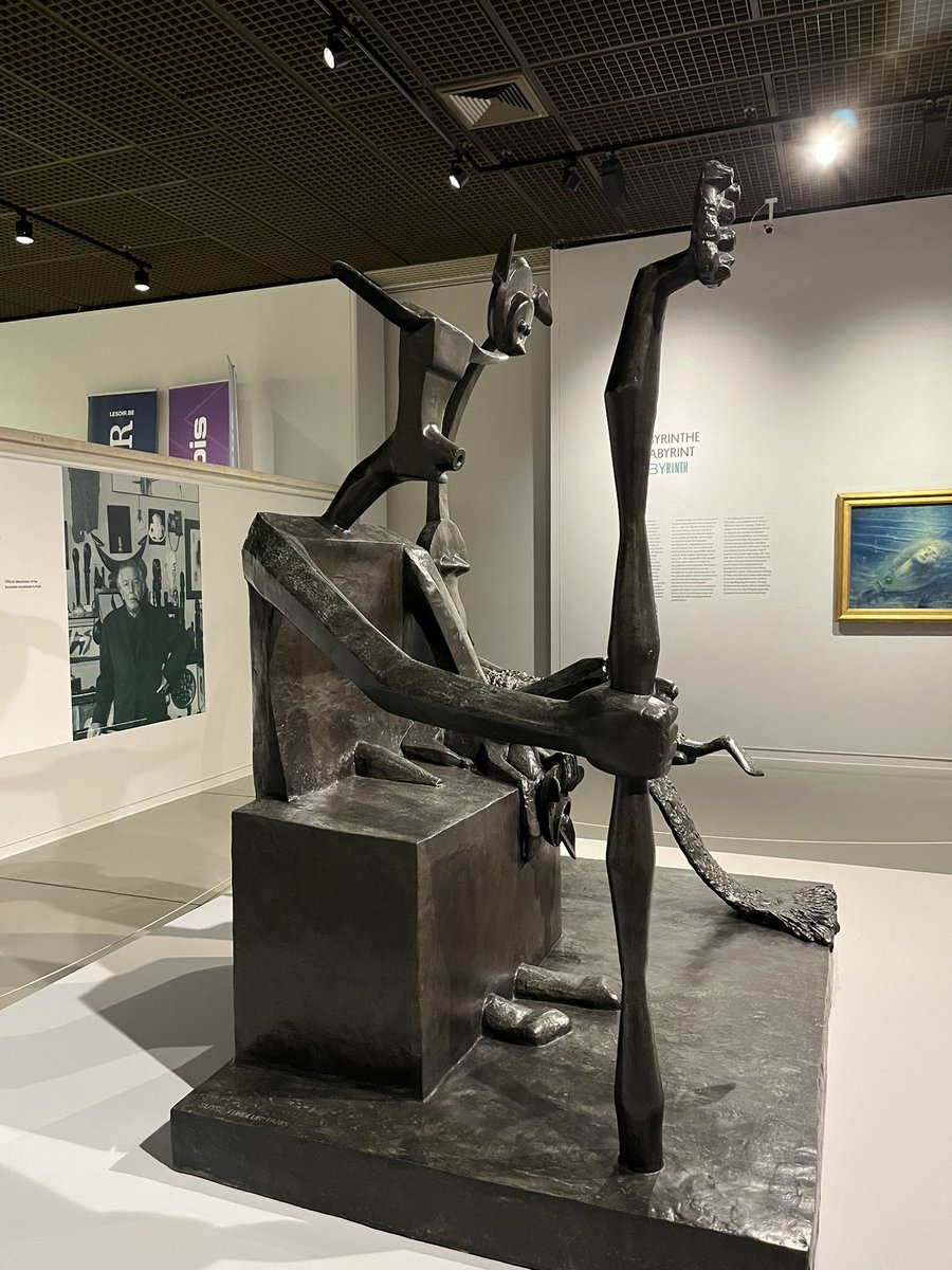 Gigantisch brons van Max Ernst, “Steenbok” (hoi sterrenbeeld!) te leen uit het Centre Pompidou Parijs.