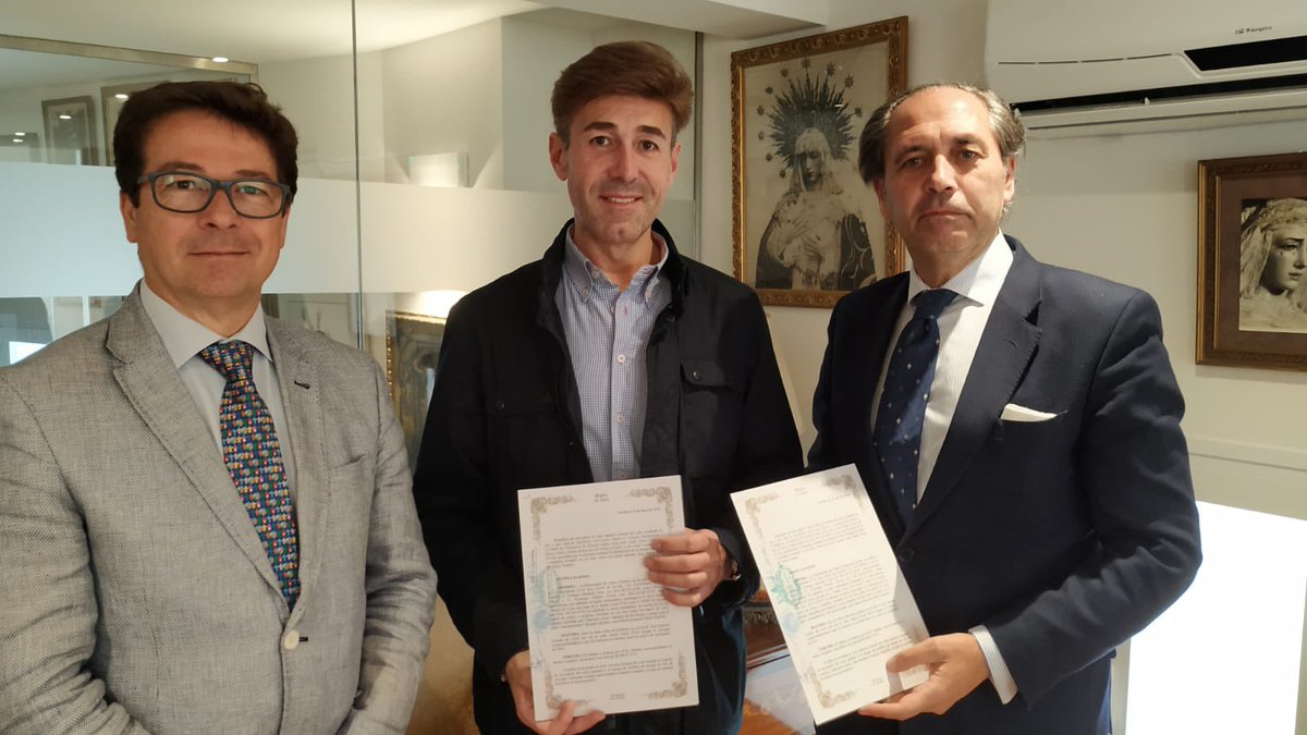 𝗘𝗻𝗰𝗮𝗿𝗴𝗼 𝗱𝗲𝗹 𝗺𝗮𝗻𝘁𝗼 𝗱𝗲 𝘃𝗶𝘀𝘁𝗮 𝗮𝗹 𝘁𝗮𝗹𝗹𝗲𝗿 𝗱𝗲 𝗯𝗼𝗿𝗱𝗮𝗱𝗼𝘀 𝗱𝗲 𝗚𝗿𝗮𝗻𝗱𝗲 𝗱𝗲 𝗟𝗲𝗼́𝗻 Firmado el contrato, este pasado jueves, para el encargo de la ejecución de los bordados del manto de vista con NHD José Antonio Grande de León.