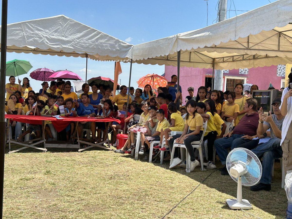New homes and new hope for marginalized communities: thanks to Gawad Kalinga association and with support from 🇩🇪, 60 families received new homes. Ceremonial handover in Cabiao/Nueva Ecija with Mayor Rivera and Father Ben, SJ. So many happy and smiling faces! #germanyinphl