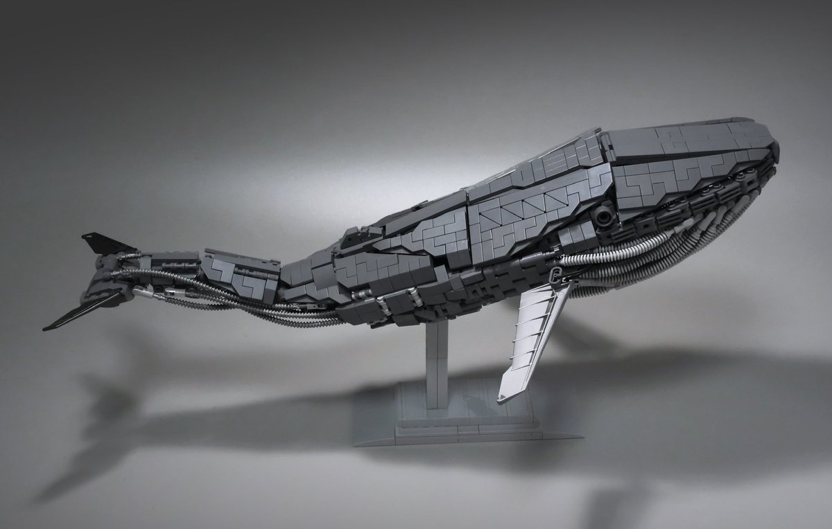 レゴブロックで「シロナガスクジラ」を作ったよ。
現生する生物で最も巨大で体重200トン、体長は28mと実に7階建てのビルに相当する。
特徴的な喉の「うね」は口を開いた時に喉袋になり、大量のプランクトンを一気に捕食できるのだ。1日あたり4～8トンも食べるんだって。（つづく）
#レゴ #LEGO