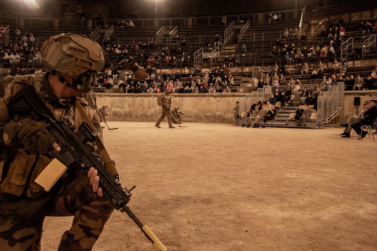 armeedeTerre's tweet image. 🗳 Élisez votre #PhotoDeLaSemaine 📸 !

1️⃣ #PrépaOps Tir mortier 120 mm @68eRAA_CDC
2️⃣ #MissionsOps Combat en ambiance NRBC @MissionAIGLE
3️⃣ #ArméesNation 40e anniversaire de la présence de @COM6BLB à Nîmes
4️⃣ #InterAlliés Cérémonie des couleurs au @RIMaP_NC avec @AustralianArmy