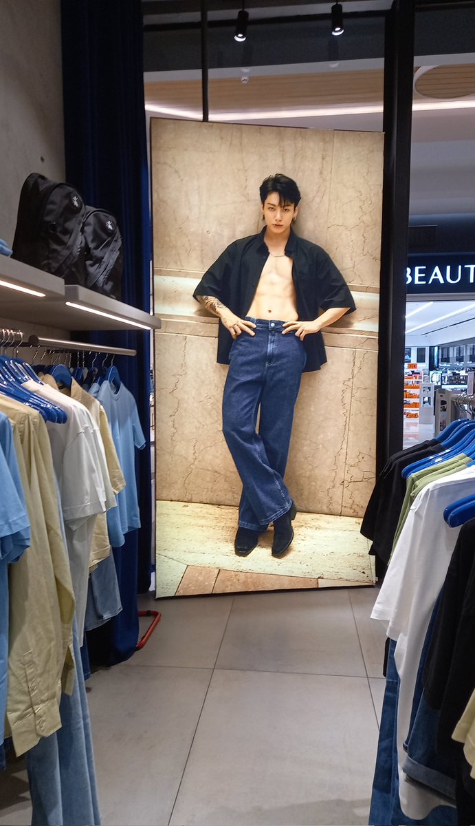 Jungkook spotted at Metropolis Mall of Larnaca 😌🫠